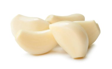 Soyulmuş sarımsak karanfilleri beyaz arkaplanda kırpma yolu ile izole edilir