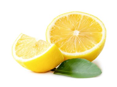 Taze sarı limon yarısı çeyrek ve yapraklar beyaz arka planda kırpma yolu ile izole edilir.
