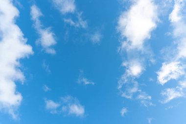 Sabahları veya akşamları bulutların garip şekilli güzel mavi gökyüzü dekoratif sanat eserlerinde doğal arkaplan dokusu olarak kullanılır..