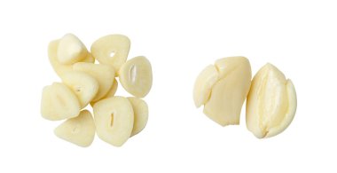 Üst görünüm soyulmuş sarımsak karanfilleri ve dilimler beyaz zemin üzerinde kırpma yolu ile izole edilir.