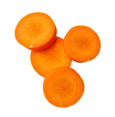 Yığındaki güzel turuncu havuç dilimlerinin üst görüntüsü kırpma yolu ile beyaz arkaplanda izole edilmiştir..