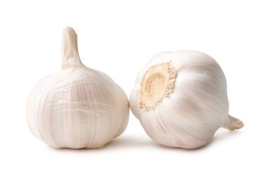 Yığındaki sarımsak ampullerinin ön görünümü kırpma yolu ile beyaz arkaplanda izole edilmiştir.