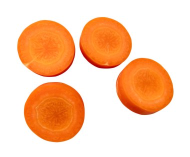 Sette taze turuncu havuç dilimlerinin üst görüntüsü kırpma yolu ile beyaz arkaplanda izole edilmiştir..