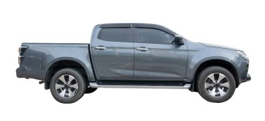 Gri pikap kamyonetin yan görüntüsü kırpma yolu ile beyaz arkaplanda izole edilmiştir.