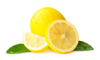 Dilimler ve yapraklar ile sarı limon meyvesi ön görünümü kırpma yolu ile beyaz arka planda izole edilir.