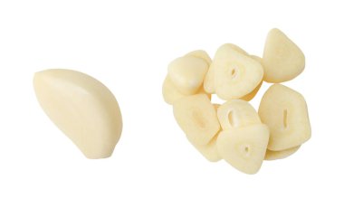 Üst görünüm sarımsak karanfil ve dilimler veya yığın halinde parçalar beyaz arka planda kırpma yolu ile izole edilir.