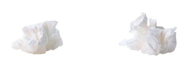 Tuvalette ya da tuvalette kullanıldıktan sonra tuhaf bir şekle bürünmüş beyaz vida ya da buruşmuş mendil ya da peçetenin ön görünümü kırpma yolu ile beyaz arka planda izole edilir..