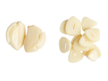 Üst görünüm sarımsak karanfilleri ve dilimler yığın beyaz arka planda kırpma yolu ile izole edilir.