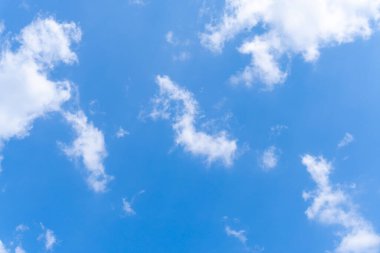 Sabahları veya akşamları bulutların garip şekilli güzel mavi gökyüzü dekoratif sanat eserlerinde doğal arkaplan dokusu olarak kullanılır.