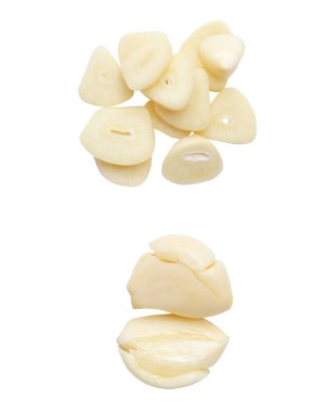 Üst görünüm soyulmuş sarımsak karanfilleri ve dilimler beyaz zemin üzerinde kırpma yolu ile izole edilir.