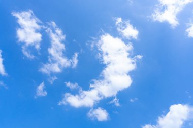 Sabahları veya akşamları bulutların garip şekilli güzel mavi gökyüzü dekoratif sanat eserlerinde doğal arkaplan dokusu olarak kullanılır.