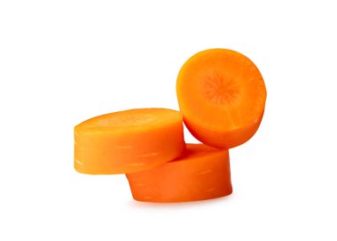 Güzel turuncu havuç dilimlerinin ön görüntüsü beyaz arka planda kırpma yolu ile izole edilmiştir..