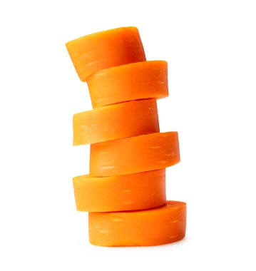 Dilimlenmiş taze turuncu havuç kökleri beyaz arka planda ve kırpma yolu ile izole edilmiştir..