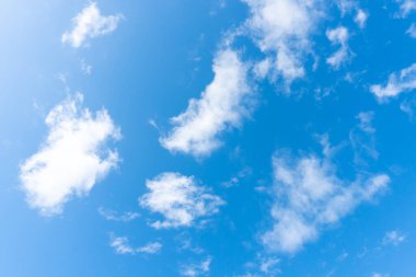 Sabahları veya akşamları bulutların garip şekilli güzel mavi gökyüzü dekoratif sanat eserlerinde doğal arkaplan dokusu olarak kullanılır.