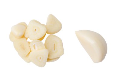 Soyulmuş beyaz sarımsaklı karanfil seti beyaz arka planda kırpma yolu ile izole edilir.