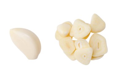 Üst görünüm soyulmuş beyaz sarımsak karanfilleri yığın halinde beyaz arkaplanda kırpma yolu ile izole edilir.