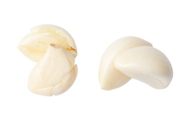 Üst görünüm sarımsak karanfilleri veya kesme yolu ile beyaz arkaplan üzerinde izole edilmiş dilimler.