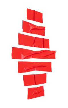 Kırışık kırmızı yapıştırıcı bant veya şeritli kumaş bantların üst görünümü kırpma yolu ile beyaz arkaplanda izole edilir.
