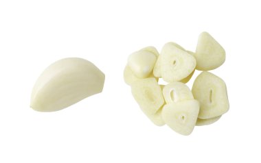 Soyulmuş sarımsak karanfilleri, dilimler veya parçaların üst görünüm kümesi kırpma yolu ile beyaz arkaplanda izole edilir.