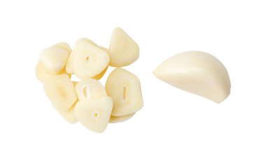 Soyulmuş sarımsak karanfilleri, dilimler veya parçaların üst görünüm kümesi kırpma yolu ile beyaz arkaplanda izole edilir.