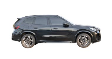 Siyah hatchback arabasının yan görünümü kırpma yolu ile beyaz arkaplanda izole edilmiştir.