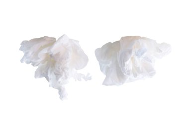 Tuvalet ya da tuvalette kullanıldıktan sonra buruşmuş kağıt toplar beyaz arka planda kırpma yolu ile izole edilir..