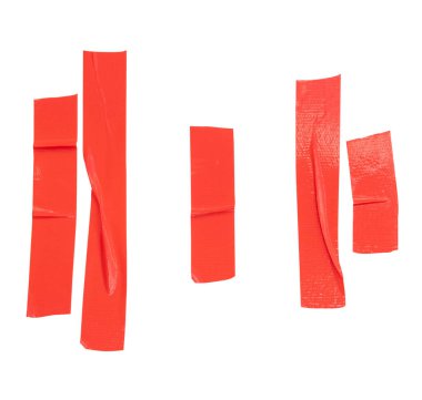 Kırışık kırmızı yapıştırıcı bant veya şeritli kumaş bantların üst görünümü kırpma yolu ile beyaz arkaplanda izole edilir.