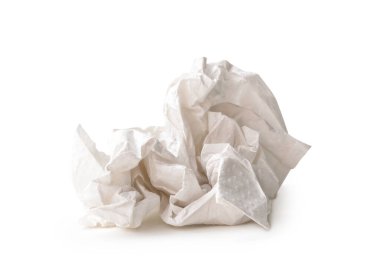 Tuvalette ya da tuvalette kullanıldıktan sonra buruşmuş kağıt topun ön görünümü kırpma yolu ile beyaz arkaplanda izole edilmiştir..