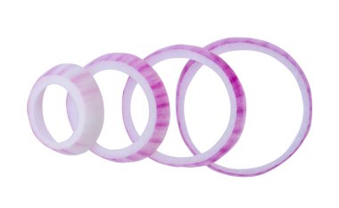 Kırmızı ya da mor soğan dilimlerinin üst görünümü halka şeklinde ve yığın kırpma yolu ile beyaz arkaplanda izole edilir.