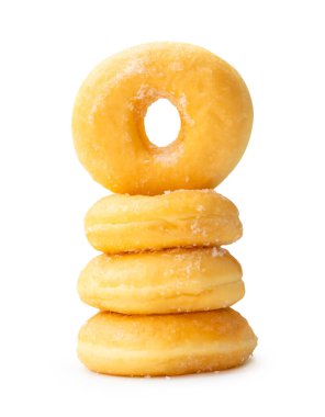 Öndeki altın tarçınlı çörekler beyaz arka planda kırpma yolu ile izole edilmiştir..