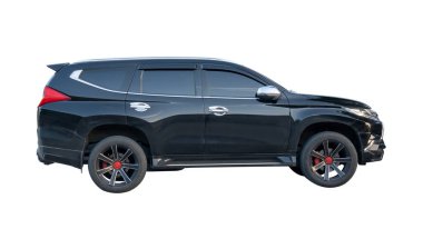 Siyah SUV aracının yan görünümü kırpma yolu ile beyaz arkaplanda izole edilmiştir.