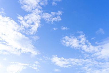 Sabahları veya akşamları bulutların garip şekilli güzel mavi gökyüzü dekoratif sanat eserlerinde doğal arkaplan dokusu olarak kullanılır.