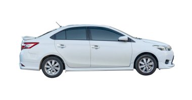 Beyaz sedan aracın yan görünümü kırpma yolu ile beyaz arkaplanda izole edilmiştir.