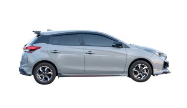 Gri hatchback arabasının yan görünümü kırpma yolu ile beyaz arkaplanda izole edilmiştir.