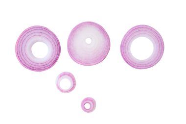 Üst görünüm kırmızı veya mor soğan dilimleri veya soğan halkalarının dağılması kesme yolu ile beyaz zemin üzerinde izole edilir.