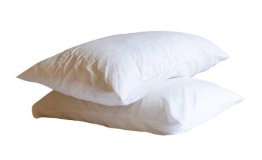 Otelde ya da otel odasında misafir kullanımı sonrasında yastık kılıflı beyaz yastıkların yan görünümü kırpma yolu ile beyaz arka planda izole edilir.