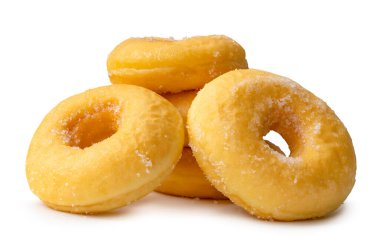 Öndeki şeker kaplı kahverengi tarçınlı çörekler beyaz arka planda kırpma yolu ile izole edilir.