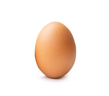 Tek bir taze kahverengi tavuk yumurtasının ön görüntüsü kesme yolu ile beyaz arka planda izole edilmiştir..