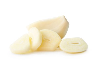 Dilimlenmiş sarımsak karanfillerinin yan görünümü kesme yolu ile beyaz arkaplanda izole edilmiştir.