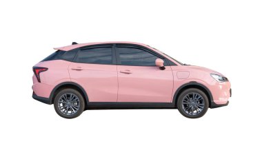 Pembe elektrikli hatchback aracın yan görünümü kırpma yolu ile beyaz arka planda izole edilir.