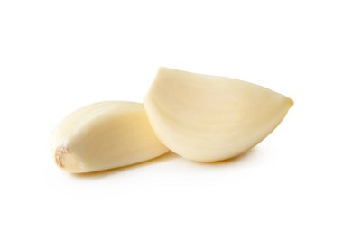 Beyaz kabuklu sarımsak karanfillerinin ön görünümü kırpma yolu ile beyaz arkaplanda izole edilmiştir..