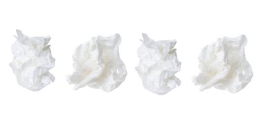 Üst görünüm buruşmuş veya vidalanmış kağıt toplar beyaz arka planda kırpma yolu ile izole edilir.