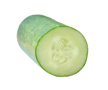 Yeşil salatalığın ön görünümü kırpma yolu ile beyaz arkaplan üzerinde izole edilir.