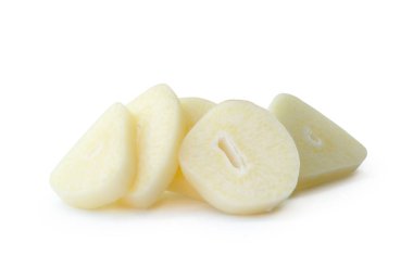 Beyaz sarımsak dilimlerinin ya da yığın içindeki parçaların ön görünümü kırpma yolu ile beyaz arkaplanda izole edilmiştir..