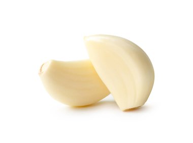 Soyulmuş sarımsak karanfillerinin ön görünümü kırpma yolu ile beyaz arkaplanda izole edilmiştir.