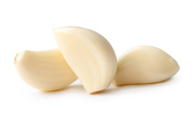 Soyulmuş sarımsak karanfillerinin ön görünümü kırpma yolu ile beyaz arkaplanda izole edilmiştir.