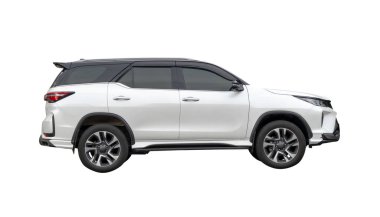 Beyaz SUV aracının yan görünümü kırpma yolu ile beyaz arkaplanda izole edilmiştir.