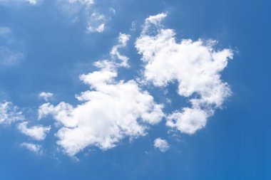 Sabahları veya akşamları bulutların garip şekilli güzel mavi gökyüzü dekoratif sanat eserlerinde doğal arkaplan dokusu olarak kullanılır.