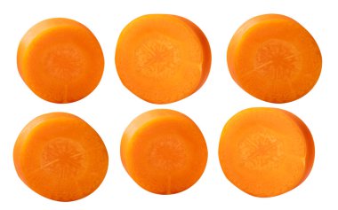 Üst görünüm turuncu havuç dilimleri daire şeklinde beyaz arkaplanda kırpma yolu ile izole edilir.