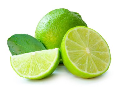 Taze yeşil limon meyvesinin ön görüntüsü ve yarısı dilimlenmiş veya çeyreklik ve yeşil yaprak kesme yolu ile beyaz arka planda izole edilir..